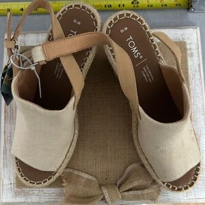 TOMS Women's Cream and Tan Sandals
